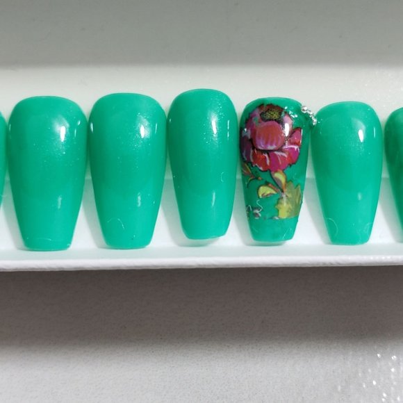 Medium Coffin Shaped Set of 22 Nails - Picture 4 of 6